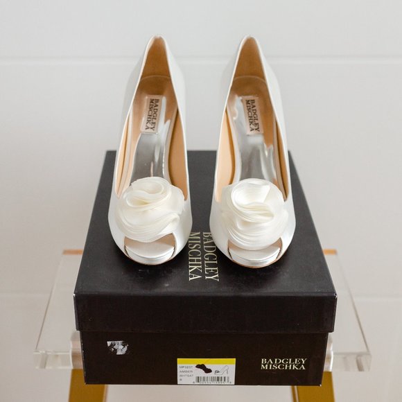 Badgley Mischka Amber White Satin Wedding High Heels 8 Open Toe Pump - Picture 7 of 7